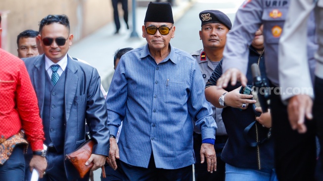 Pimpinan Pondok Pesantren Al Zaytun Panji Gumilang (tengah) berjalan saat akan menjalani pemeriksaan di Bareskrim Mabes Polri, Jakarta, Selasa (1/8/2023). [Suara.com/Alfian Winanto]