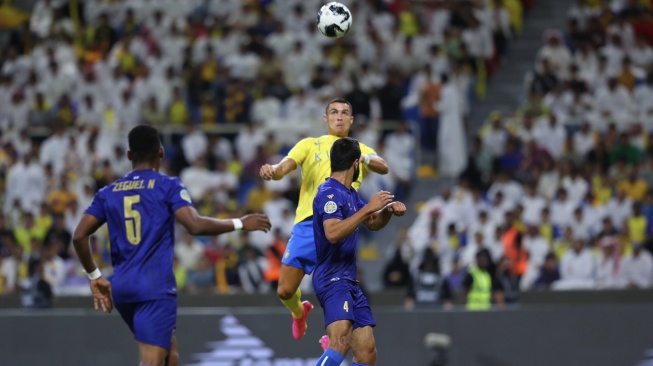 Penyerang Al Nassr, Cristiano Ronaldo melakukan sundulan berujung gol kedua timnya dalam laga Grup C Liga Champions Arab 2023 antara US Monastir vs Al Nassr di King Fahd Stadium, Selasa (1/8/2023) dini hari WIB. [Twitter/@AlNassr_EN]