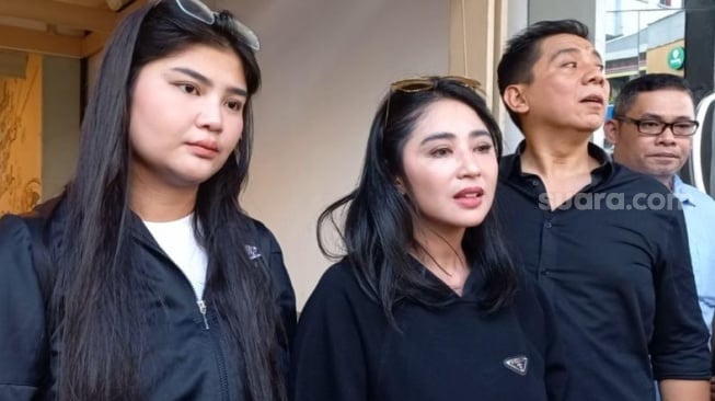 Dewi Perssik bersama pengacaranya, Sandy Arifin dan Rosa Meldianti, saat ditemui di kawasan Kuningan, Jakarta Selatan, Selasa (1/8/2023). [Tiara Rosana/Suara.com]