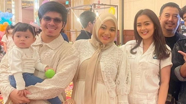 Gaya artis di pesta ultah Moana anak Ria Ricis (Instagram/@vegadarwanti123)