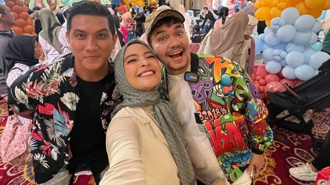 Gaya artis di pesta ultah Moana anak Ria Ricis (Instagram/@vegadarwanti123)