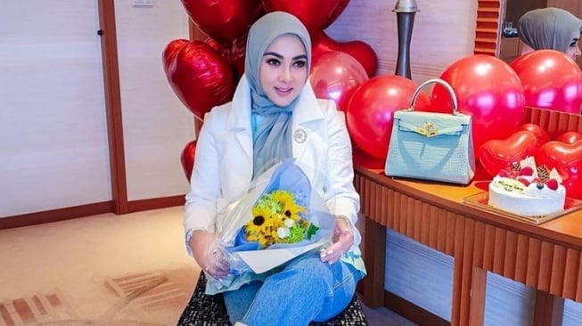 Syahrini Punya Gantungan Tas Kuda Laut Seharga Rp12 Juta, Warganet: Dibego-begoin Hermes!