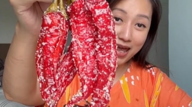 Viral Manisan Cabai Jumbo di TikTok, Rasanya Dibilang Aneh: Nggak Klop!