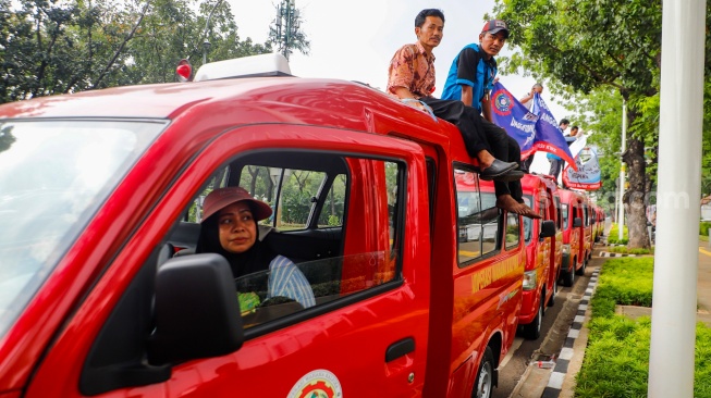 Sejumlah sopir angkutan umum Koperasi Wahana Kalpika (KWK) menggelar aksi di Balaikota, Jakarta, Rabu (2/8/2023). [Suara.com/Alfian Winanto]