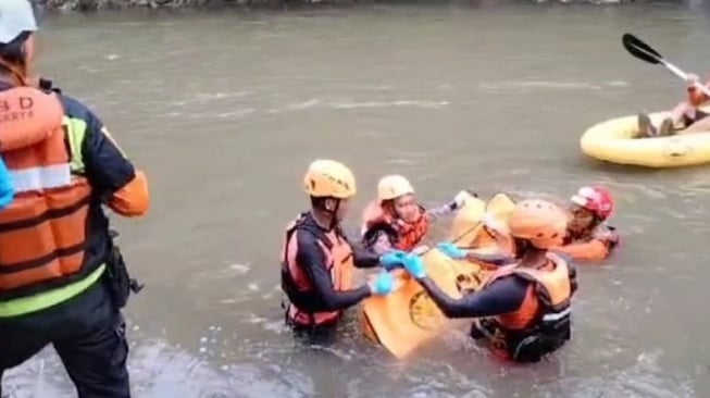 Jatuh Saat Buang Air di Kali Ciliwung, Pelajar SMP di Kramat Jati Ditemukan Tewas