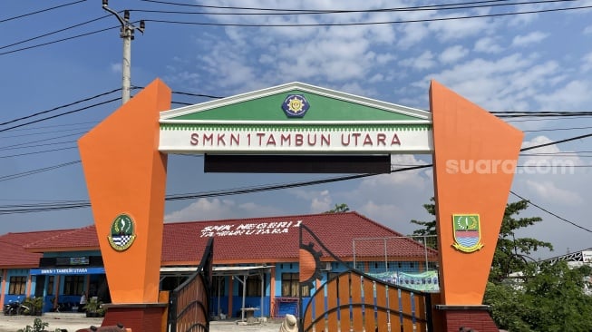 Breaking News! Viral Siswa SMK Negeri 1 Tambun Utara Belajar Tanpa Bangku dan Meja, Kepala Sekolah Buka Suara