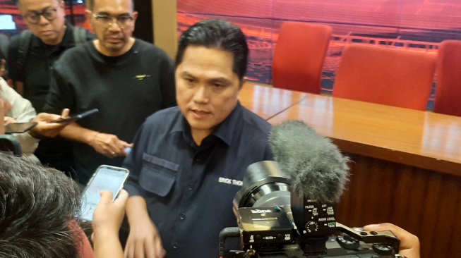 Ketua Umum PSSI Erick Thohir saat ditemui awak media di SUGBK, Senayan, Jakarta, Rabu (2/8/2023). (Suara.com/Adie Prasetyo Nugraha).