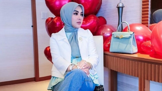 Syahrini Pakai Sandal Seharga Sepeda Motor, Hempas Tudingan Sudah Kere?