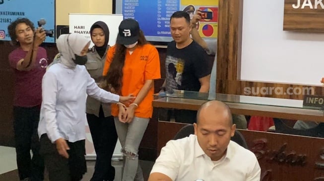 Karenina Anderson (mengenakan baju oranye) diperkenalkan oleh polisi dari Mapolres Metro Jakarta Selatan, Rabu (2/8/2023) dalam kasus narkoba. Karenina mengaku menyesali perbuatannya. [Adiyoga Priyambodo/Suara.com