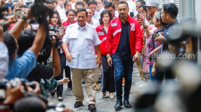 Ketua Umum Partai Gerindra Prabowo Subianto (kiri) bersama dengan Ketua Umum Partai Solidaritas Indonesia (PSI) Giring Ganesha (kanan) saat tiba di Kantor DPP PSI, Jakarta Pusat, Rabu (2/8/2023). [Suara.com/Alfian Winanto]