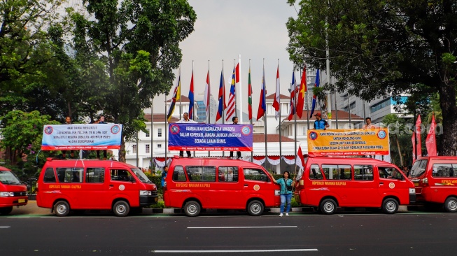 Sejumlah sopir angkutan umum Koperasi Wahana Kalpika (KWK) menggelar aksi di Balaikota, Jakarta, Rabu (2/8/2023). [Suara.com/Alfian Winanto]