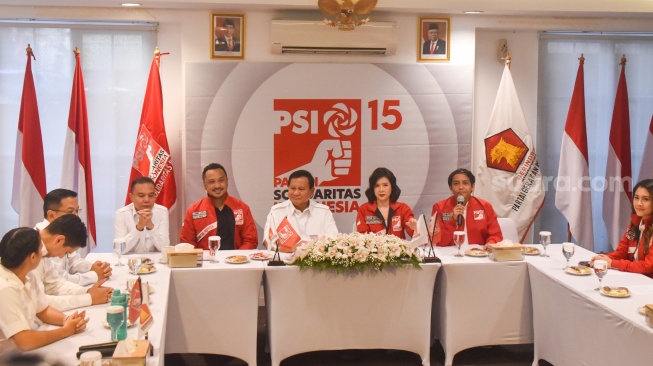 Ketua Umum Partai Gerindra Prabowo Subianto (tengah) dengan Ketua Umum PSI Giring Ganesha (kedua Kiri) dan Wakil Ketua Dewan Pembina PSI (kedua kanan) saat menggelar pertemuan di DPP Partai Solidaritas Indonesia (PSI), Jakarta Pusat, Rabu (2/8/2023). [Suara.com/Alfian Winanto]