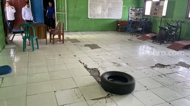 Breaking News! Viral Siswa SMK Negeri 1 Tambun Utara Belajar Ngedeprok, Kepala Sekolah Beberkan Fakta Lain (Suara.com/Mae Harsa).