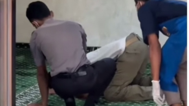 Pria Ketiduran Salat hingga Dikira Meninggal Posisi Sujud, Ekspresi Satpam Bikin Salfok: Anjir Kena Prank!