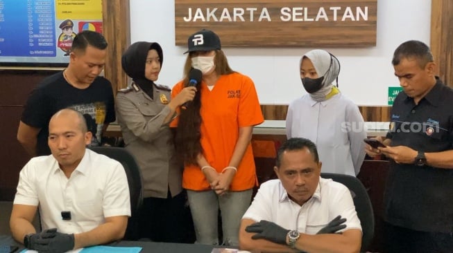 Karenina Anderson (mengenakan baju oranye) diperkenalkan oleh polisi dari Mapolres Metro Jakarta Selatan, Rabu (2/8/2023) dalam kasus narkoba. Karenina mengaku menyesali perbuatannya. [Adiyoga Priyambodo/Suara.com