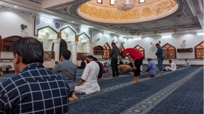 Bacaan Sholat Jamak Maghrib Isya, Lengkap dengan Niat dan Ketentuannya