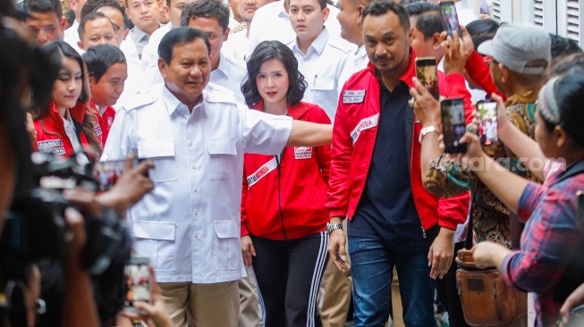 Ketua Umum Partai Gerindra Prabowo Subianto (kiri) bersama dengan Ketua Umum Partai Solidaritas Indonesia (PSI) Giring Ganesha (kanan) saat tiba di Kantor DPP PSI, Jakarta Pusat, Rabu (2/8/2023). [Suara.com/Alfian Winanto]