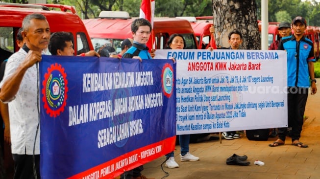 Sejumlah sopir angkutan umum Koperasi Wahana Kalpika (KWK) menggelar aksi di Balaikota, Jakarta, Rabu (2/8/2023). [Suara.com/Alfian Winanto]