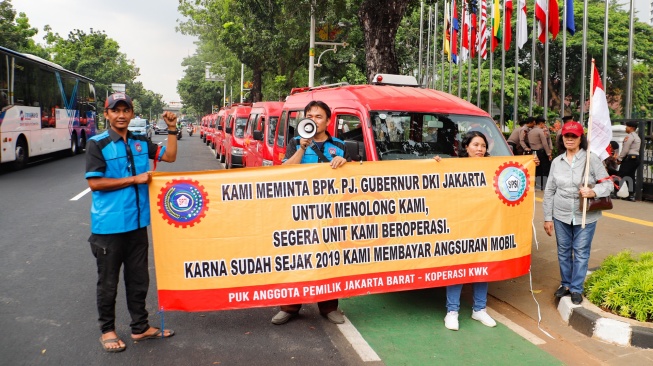 Sejumlah sopir angkutan umum Koperasi Wahana Kalpika (KWK) menggelar aksi di Balaikota, Jakarta, Rabu (2/8/2023). [Suara.com/Alfian Winanto]