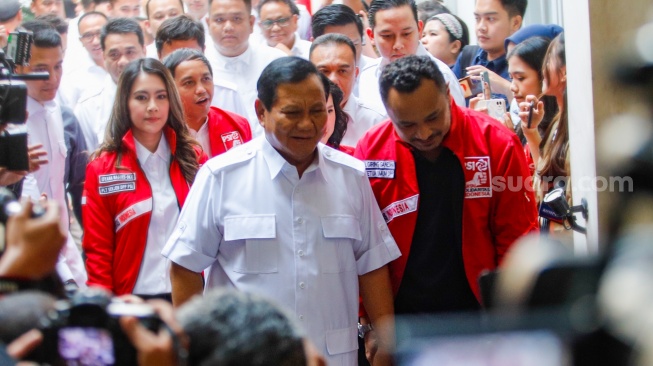 Ketua Umum Partai Gerindra Prabowo Subianto (kiri) bersama dengan Ketua Umum Partai Solidaritas Indonesia (PSI) Giring Ganesha (kanan) saat tiba di Kantor DPP PSI, Jakarta Pusat, Rabu (2/8/2023). [Suara.com/Alfian Winanto]