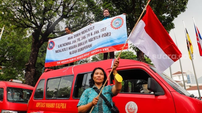 Sejumlah sopir angkutan umum Koperasi Wahana Kalpika (KWK) menggelar aksi di Balaikota, Jakarta, Rabu (2/8/2023). [Suara.com/Alfian Winanto]