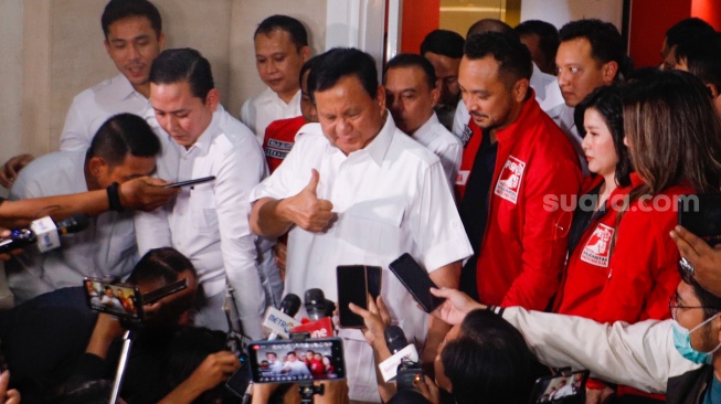 Ketua Umum Partai Gerindra Prabowo Subianto (tengah) menemui awak media usai menggelar pertemuan di DPP Partai Solidaritas Indonesia (PSI), Jakarta Pusat, Rabu (2/8/2023). [Suara.com/Alfian Winanto]