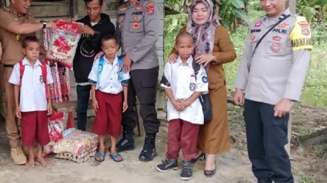 Kisah Pilu 3 Bersaudara Siswa SD, Gantian Pakai Sepatu ke Sekolah