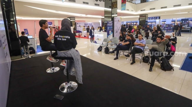 Product Marketing Manager Privy Mohammad Idham Barieq (kiri) memberikan materi saat Talkshow RPC Hukum Online Run 2023 di FX Sudirman, Jakarta, Kamis (3/8/2023). [Suara.com/Alfian Winanto]