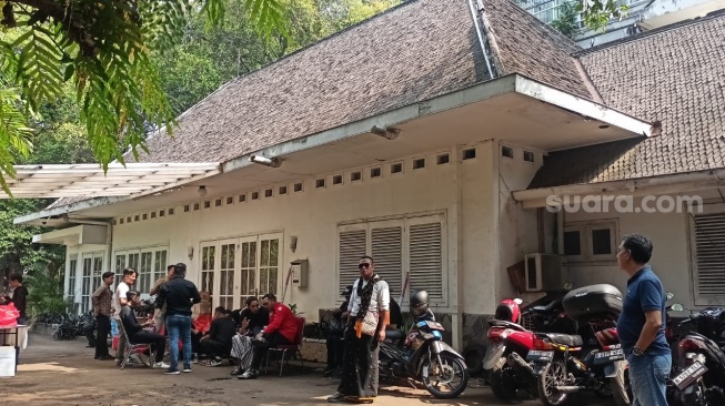 Suasana di rumah Guruh Soekarnoputra di kawasan Kebayoran Baru jelang dieksekusi PN Jakarta Selatan pada Kamis (3/8/2023). [Suara.com/Rena Pangesti]