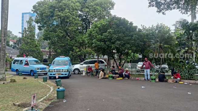 Akses menuju rumah Guruh Soekarnoputra ditutup oleh mobil angkot [Suara.com/Rena Pangesti]