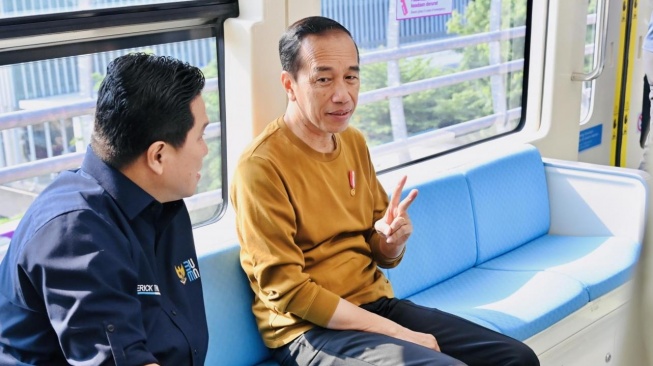 Presiden Joko Widodo atau Jokowi bersama Menteri BUMN Erick Thohir saat menjajal LRT Jabodebek dari Stasiun Harjamukti, Depok hingga Stasiun Dukuh Atas, Jakarta Pusat, Kamis (3/8/2023). [Foto: Muchlis Jr - Biro Pers Sekretariat Presiden]