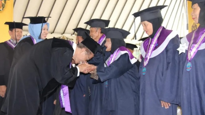 Mbah Suyatmi Asal Magetan, Wisudawan Tertua di Usianya 116 Tahun