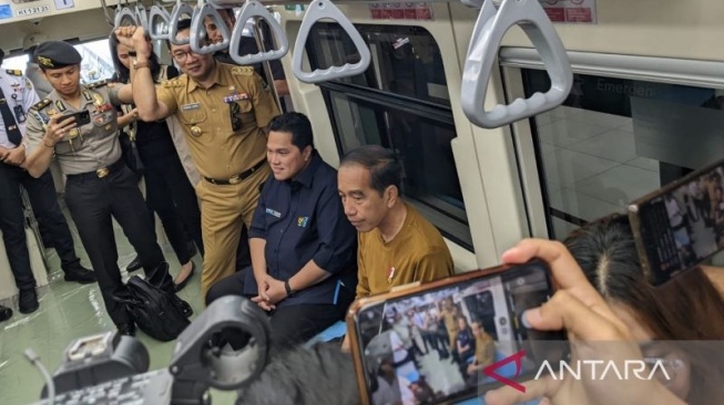 Presiden Joko Widodo (Jokowi) menjajal menaiki kereta ringan atau Light Rail Transit (LRT) Jabodebek dari Stasiun Harjamukti, Cibubur, Depok, Jawa Barat, Kamis (3/8/2023). (ANTARA/Indra Arief Pribadi)