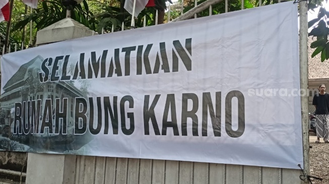 Suasana di rumah Guruh Soekarnoputra di kawasan Kebayoran Baru jelang dieksekusi PN Jakarta Selatan pada Kamis (3/8/2023). [Suara.com/Rena Pangesti]