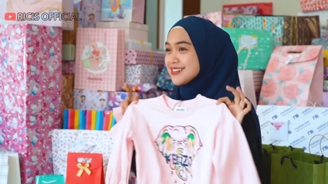 Kado Ultah Moana dari Para Artis (YouTube/Ricis Official)