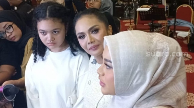 Kris Dayanti bersama dua putrinya; Aurel Hermansyah, dan Amora Lemos di sela-sela latihan jelang konser di kawasan Kuningan, Jakarta Selatan, Kamis (3/8/2023). Konser akan digelar di JIExpo Convention Centre & Theater pada Sabtu, 5 Agustus 2023. [Tiara Rosana/Suara.com]