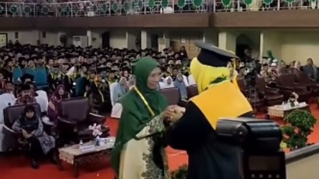 Mengharukan, Momen Ibu di Riau Diwisuda Gantikan Anak yang Meninggal