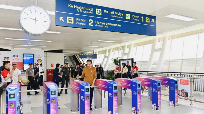 Presiden Joko Widodo atau Jokowi di Stasiun LRT Dukuh Atas, Jakarta Pusat, Kamis (3/8/2023). [Foto: Muchlis Jr - Biro Pers Sekretariat Presiden]