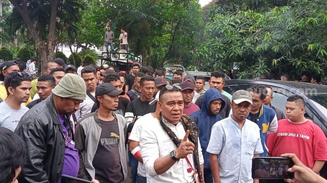 Massa menolak pengeksekusian rumah Guruh Soekarnoputra [Suara.com/Rena Pangesti]