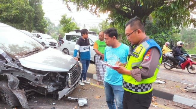 Tiba-tiba Oleng, Mobil Innova Tabrak Pot Tanaman Kota di Sleman