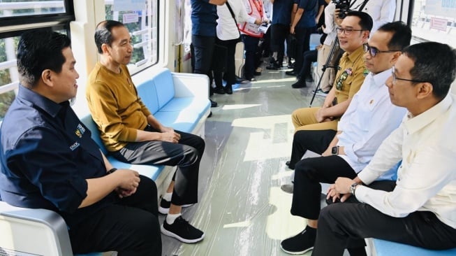 Presiden Joko Widodo atau Jokowi bersama Menhub Budi Karya Sumadi, PJ Gubernur DKI Heru Budi Hartono, Gubernur Jawa Barat Ridwan Kamil dan Menteri BUMN Erick Thohir menjajal LRT Jabodebek dari Stasiun Harjamukti, Depok hingga Stasiun Dukuh Atas, Jakarta Pusat, Kamis (3/8/2023). [Foto: Muchlis Jr - Biro Pers Sekretariat Presiden]