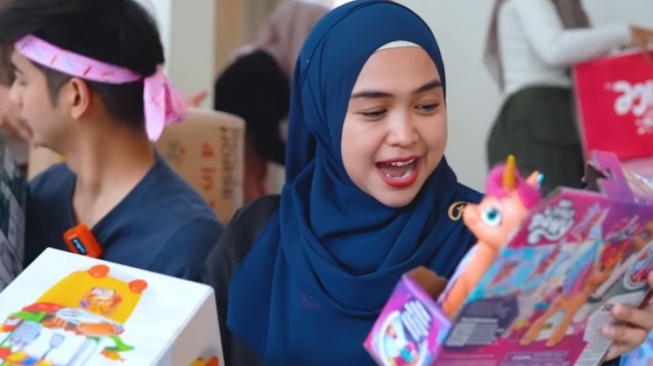 Kado Ultah Moana dari Para Artis (YouTube/Ricis Official)