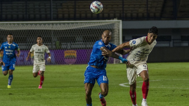 Pesepak bola Persib Bandung David Da Silva (kedua kanan) berebut bola dengan pesepak bola Bali United Yusef Dolah (kanan) dalam pertandingan lanjutan BRI Liga 1 di Stadion Gelora Bandung Lautan Api, Bandung, Jawa Barat, Kamis (3/8/2023). ANTARA FOTO/Novrian Arbl/hp.