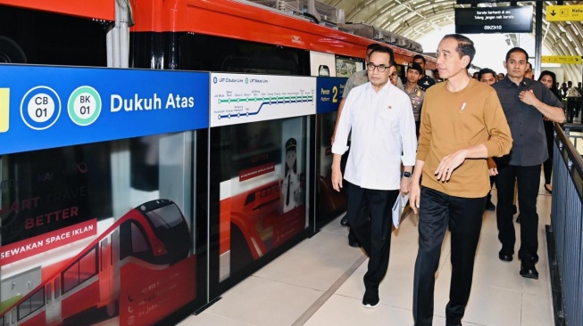 Presiden Joko Widodo atau Jokowi bersama Menhub Budi Karya Sumadi, di Stasiun Dukuh Atas, Jakarta Pusat, Kamis (3/8/2023). [Foto: Muchlis Jr - Biro Pers Sekretariat Presiden]