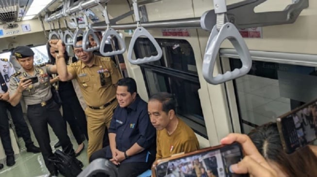 Momen Jokowi Jajal Kereta LRT di Stasiun Harjamukti Depok