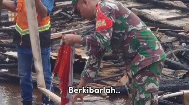 Viral Video Prajurit TNI Selamatkan Bendera Mera Putih Saat Kebakaran Hanguskan Puluhan Ruko di Pinyuh