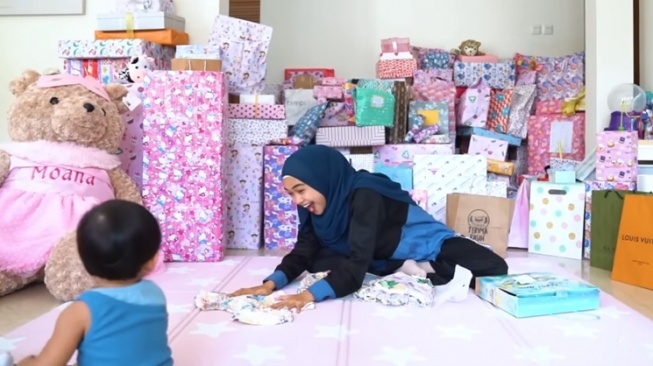 Kado Ultah Moana dari Para Artis (YouTube/Ricis Official)