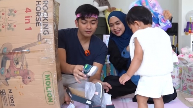 Kado Ultah Moana dari Para Artis (YouTube/Ricis Official)