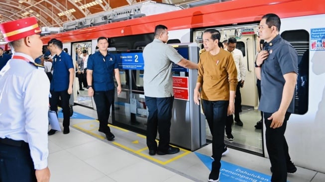 Presiden Joko Widodo atau Jokowi menjajal LRT Jabodebek dari Stasiun Harjamukti, Depok hingga Stasiun Dukuh Atas, Jakarta Pusat, Kamis (3/8/2023). [Foto: Muchlis Jr - Biro Pers Sekretariat Presiden]