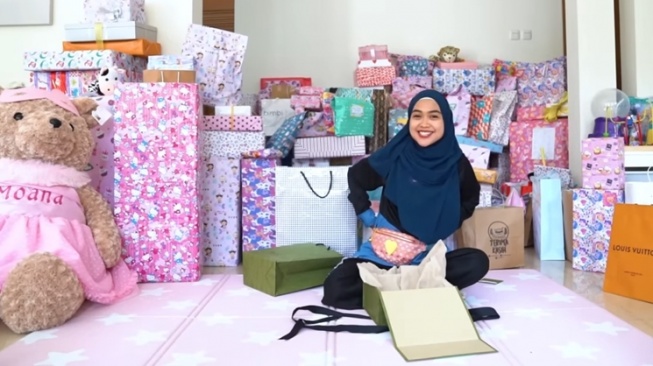 Kado Ultah Moana dari Para Artis (YouTube/Ricis Official)